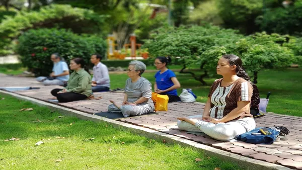 Các học viên Pháp Luân Công đang ngồi tĩnh tọa