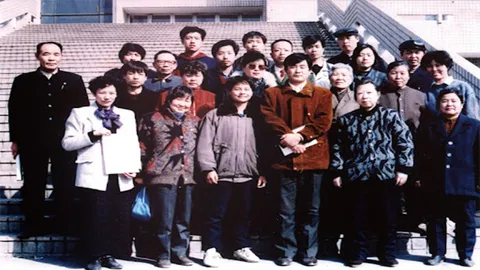 Tháng 3/1994, đại sư Lý Hồng Chí và học viên “lớp học tập Pháp Luân Công” Thạch Gia Trang (hình ảnh từ Minh Huệ Net)