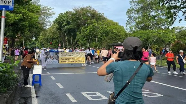 Các học viên Pháp Luân Đại Pháp diễu hành