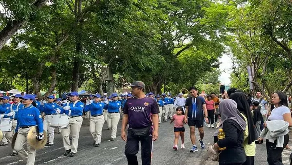 Các học viên Pháp Luân Đại Pháp diễu hành