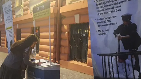 Cô Monica Pavel ký kiến nghị phản đối bức hại Pháp Luân Công