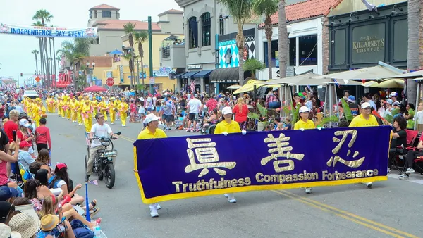 Pháp Luân Đại Pháp được chào đón tại Lễ diễu hành Ngày Độc lập lớn nhất Bờ Tây