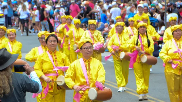 Pháp Luân Đại Pháp được chào đón tại Lễ diễu hành Ngày Độc lập lớn nhất Bờ Tây