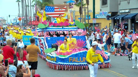 Chiếc xe hoa dẫn đầu đoàn học viên Pháp Luân Đại Pháp, được trang trí lộng lẫy với ba màu đỏ, trắng và xanh lam của quốc kỳ Mỹ