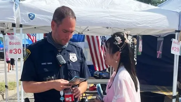 Giới thiệu Pháp Luân Công tại Lễ hội Ngày Độc lập ở Khu phố Tàu Houston