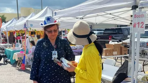 Giới thiệu Pháp Luân Công tại Lễ hội Ngày Độc lập ở Khu phố Tàu Houston