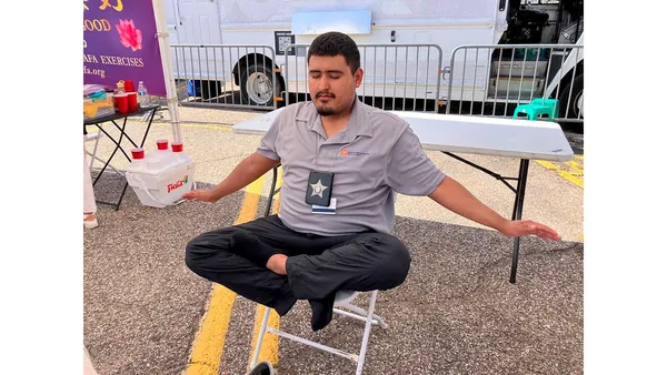 Giới thiệu Pháp Luân Công tại Lễ hội Ngày Độc lập ở Khu phố Tàu Houston