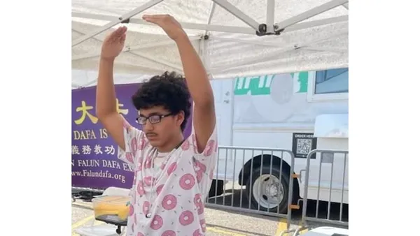 Giới thiệu Pháp Luân Công tại Lễ hội Ngày Độc lập ở Khu phố Tàu Houston