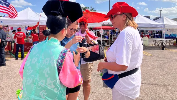 Giới thiệu Pháp Luân Công tại Lễ hội Ngày Độc lập ở Khu phố Tàu Houston