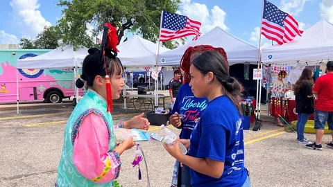 Các học viên, trong trang phục truyền thống Trung Hoa, đã giới thiệu Pháp Luân Công và nói về cuộc bức hại của ĐCSTQ