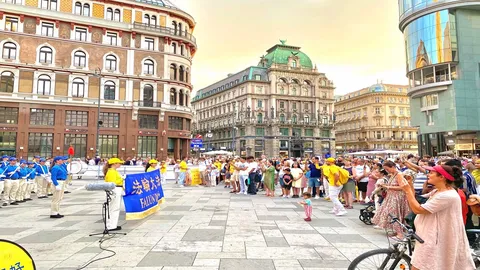 Các học viên Pháp Luân Công từ hơn 10 quốc gia châu Âu đã tổ chức một sự kiện tại Quảng trường Stephansplatz ở Vienna vào ngày 30 và 31 tháng 8 năm 2024. Bức ảnh cho thấy màn trình diễn của Đoàn Nhạc Tian Guo châu Âu có rất đông khán giả theo dõi.