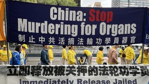 Các học viên kêu gọi chấm dứt bức hại bên ngoài trụ sở Liên Hợp Quốc