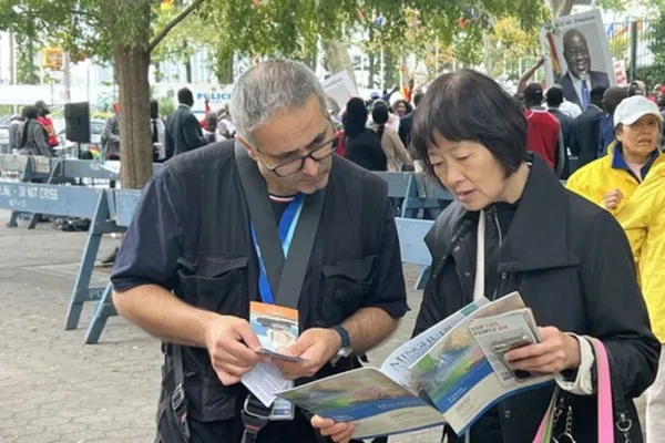 Các học viên phát tài liệu chân tướng