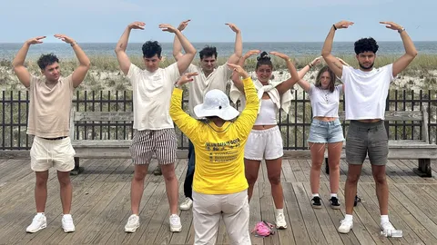 Khách du lịch tại Seaside Heights học các bài công pháp Pháp Luân Công