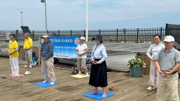 Du khách tìm hiểu về Pháp Luân Đại Pháp lên án cuộc bức hại