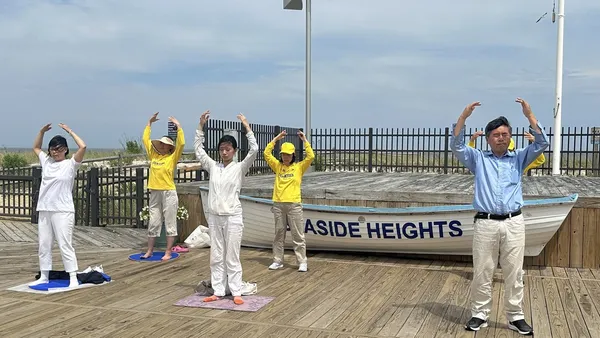 Du khách tìm hiểu về Pháp Luân Đại Pháp lên án cuộc bức hại