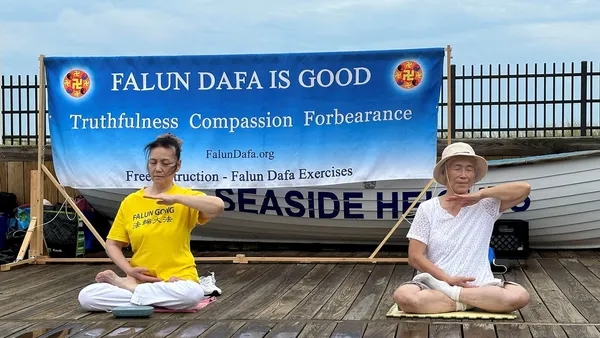 Du khách tìm hiểu về Pháp Luân Đại Pháp lên án cuộc bức hại