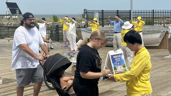 Du khách tìm hiểu về Pháp Luân Đại Pháp lên án cuộc bức hại