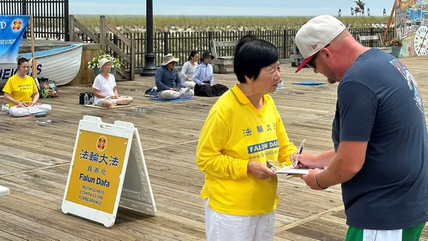 Du khách tìm hiểu về Pháp Luân Đại Pháp lên án cuộc bức hại