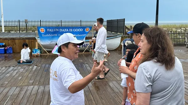 Du khách tìm hiểu về Pháp Luân Đại Pháp lên án cuộc bức hại