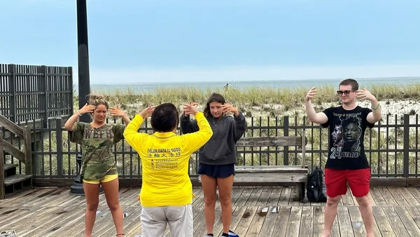 Du khách tìm hiểu về Pháp Luân Đại Pháp lên án cuộc bức hại