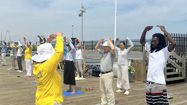 Du khách tìm hiểu về Pháp Luân Đại Pháp lên án cuộc bức hại