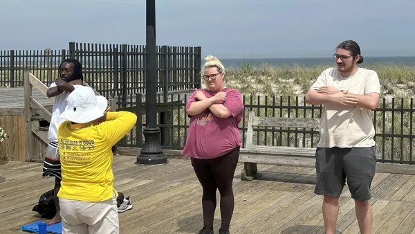 Du khách tìm hiểu về Pháp Luân Đại Pháp lên án cuộc bức hại