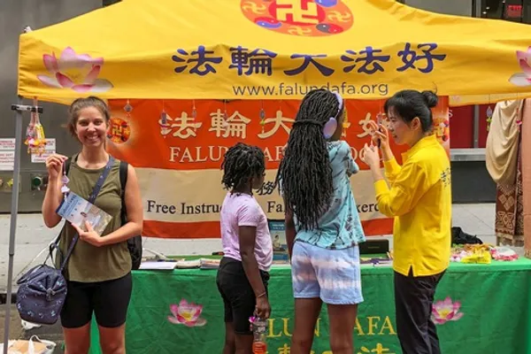 Giới thiệu Pháp Luân Công ở trung tâm Manhattan