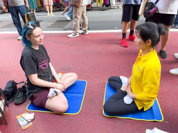 Giới thiệu Pháp Luân Công ở trung tâm Manhattan
