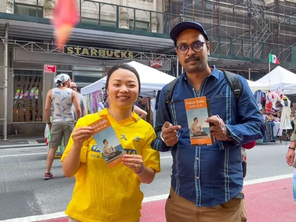 Giới thiệu Pháp Luân Công ở trung tâm Manhattan