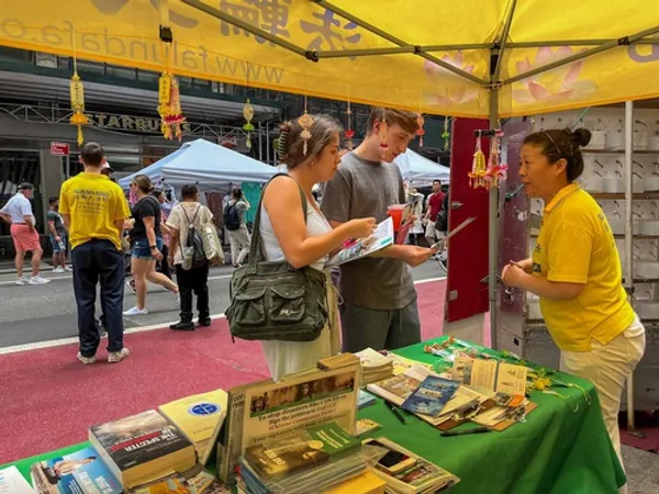 Giới thiệu Pháp Luân Công ở trung tâm Manhattan