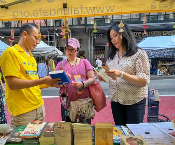 Giới thiệu Pháp Luân Công ở trung tâm Manhattan