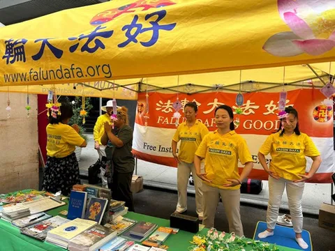 Giới thiệu Pháp Luân Công ở trung tâm Manhattan