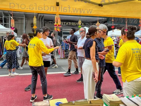Giới thiệu Pháp Luân Công ở trung tâm Manhattan