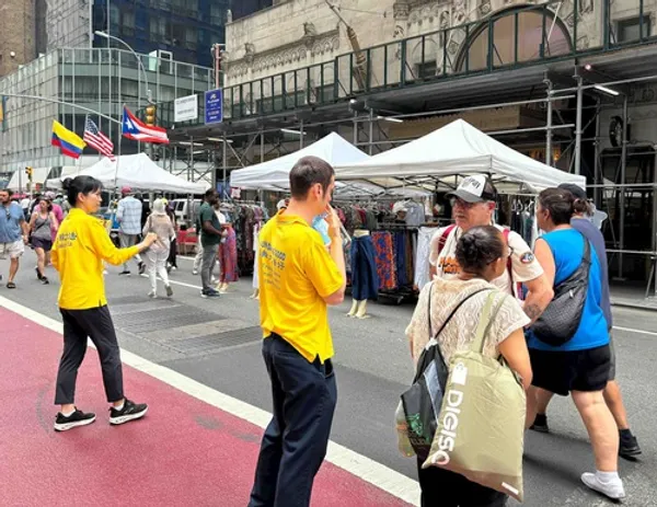 Giới thiệu Pháp Luân Công ở trung tâm Manhattan