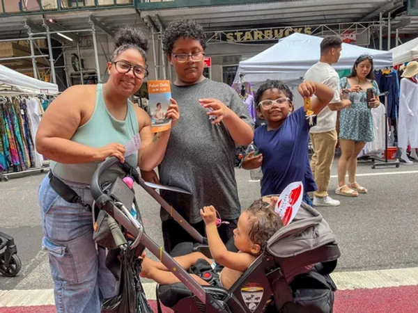 Giới thiệu Pháp Luân Công ở trung tâm Manhattan