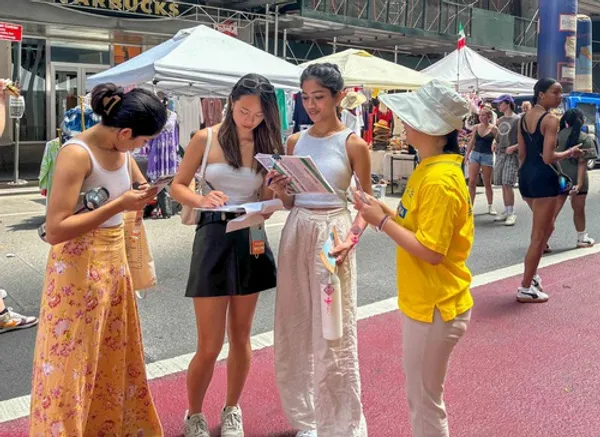 Giới thiệu Pháp Luân Công ở trung tâm Manhattan