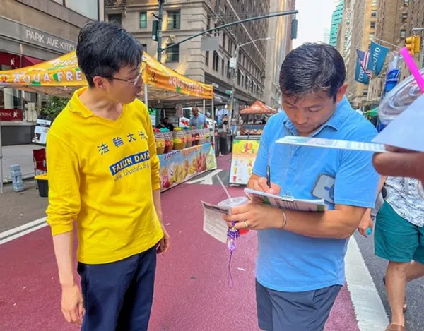 Giới thiệu Pháp Luân Công ở trung tâm Manhattan