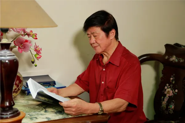 Thiếu tướng đọc sách Chuyển Pháp Luân