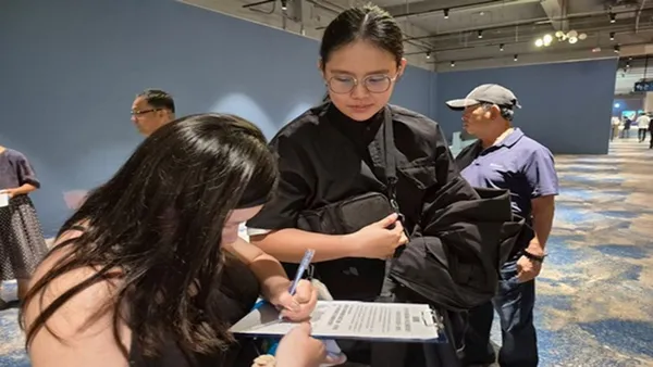 Mọi người ký đơn thỉnh nguyện